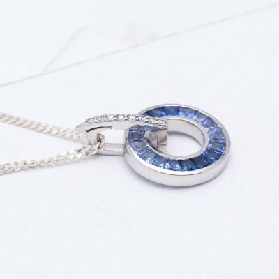  STELLA BLUE SAPPHIRE & DIAMOND PENDANT IN 18K GOLD